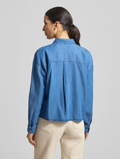 Frauenmodel trägt Boxy Fit Bluse aus Lyocell mit Label-Detail von Smith and Soul in Denim-Optik, lockerer Schnitt, Rückenansicht Ganzkörperansicht.