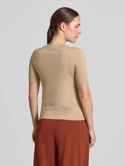 Frauenmodel trägt beigen Regular Fit Pullover aus Woll-Seiden-Kaschmir-Mix Modell 'TAPIOCA' von Weekend Max Mara, Damen Pullover, Ganzkörperansicht Rückansicht.