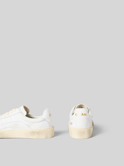 Produktfoto, Sneaker mit Label-Detail von Dsquared2 für Herren in Weiß mit abgerundeter Spitze, Schnürverschluss, strukturierter Sohle, Absatzhöhe 3 cm, Schafthöhe 7 cm bei Größe 44.
