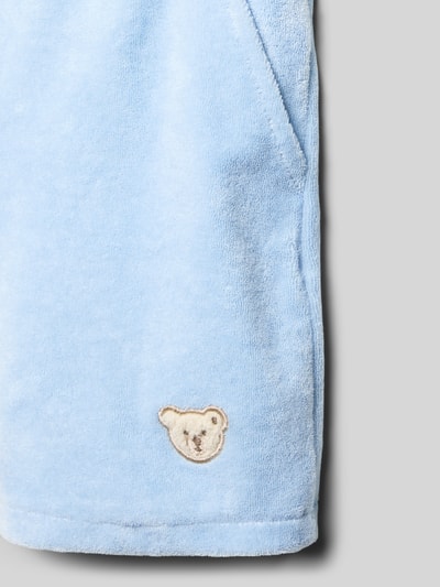 Produktfoto, Shorts mit Label-Stitching von Steiff, jasnoniebieski bawełniany miks, krój regular fit, elastyczny pas z tunelem, szerokość w rozmiarze 116: 29 cm, długość nogawki wewnętrznej w rozmiarze 116: 11 cm, miękka faktura