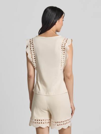 Frauenmodel trägt Regular Fit Top aus reiner Baumwolle Modell 'GABBY' von Vero Moda, Optik: Unifarben, Strick-Applikation, Ganzkörperansicht Rückansicht.
