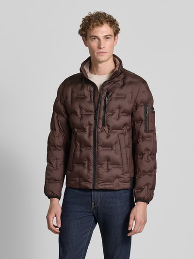 Männermodel trägt Regular Fit Bomberjacke mit reflektierenden Details von Tom Tailor in Dunkelbraun, sichtbare Steppnähte, Ganzkörperansicht von vorne, Herren Bomberjacke / Blouson.