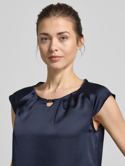 Frauenmodel trägt T-Shirt aus Satin mit Rundhalsausschnitt von Vera Mont, Damen T-Shirt, Regular-Fit, Raffung, navy, Nahaufnahme Oberkörper. Rückenlänge bei Größe 36: 54 cm.