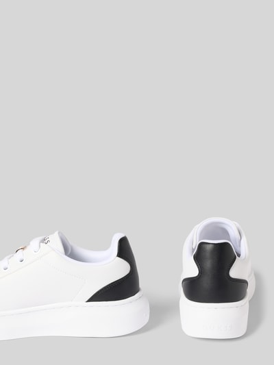 Produktfoto, Sneaker aus Leder-Mix Modell 'Fionia' von Guess in Weiß mit schwarzem Zierbesatz, abgerundete Passform, Logo-Print, Schnürverschluss.