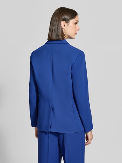 Vrouwenmodel draagt Regular Fit Longblazer uit viscosemix van s.Oliver BLACK LABEL in effen koningsblauw, gladde textuur, volledig zicht van achteren.