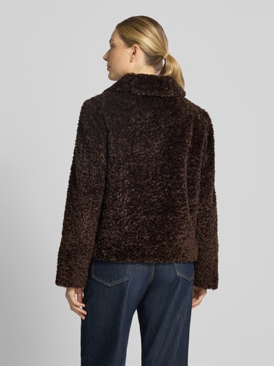 Männermodel trägt Regular Fit Jacke mit Umlegekragen von FUCHS SCHMITT, Futerko, krój regular fit, wykładany kołnierz, listwa guzikowa, Długość tyłu w rozmiarze 36: 52 cm, Szerokość ramion w rozmiarze 36: 46 cm, Szerokość klatki piersiowej w rozmiarze 36: 53 cm, Długość rękawów w rozmiarze 36: 62 cm, brązowy kolor, prosty krój, wyraźna tekstura futerka, Ganzkörperansicht Rückansicht