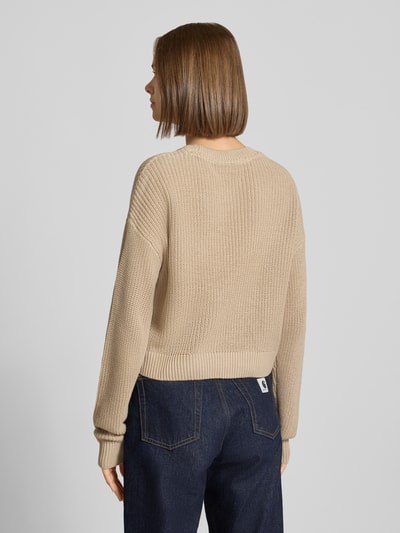 Modelka nosi Relaxed Fit Pullover aus Baumwoll-Mix Modell 'Maysa' od NOISY MAY®, dzianinowa struktura, beżowy kolor, widok całej sylwetki z tyłu.