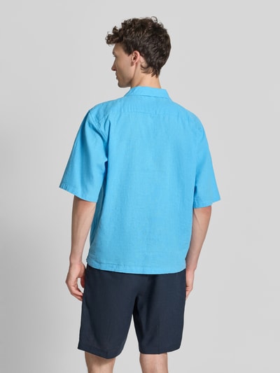 Männermodel trägt Cropped Freizeithemd aus Leinen-Baumwoll-Mix von Lindbergh in leuchtend Blau, strukturierte Textur, Ganzkörperansicht Rückansicht. Freizeithemd mit Reverskragen, Knopfleiste, Rückenlänge 70 cm, Schulterbreite 49 cm, Ärmellänge 32 cm, Größe M.
