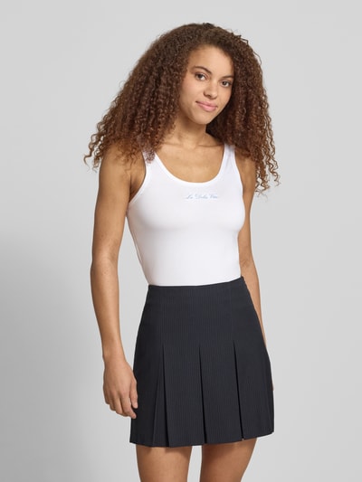 Frauenmodel trägt Tanktop mit Rundhalsausschnitt und Stickerei von REVIEW, Baumwoll-Elasthan-Mix, Slim-Fit, Rückenlänge 36 cm, Nahaufnahme Oberkörper.