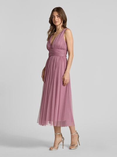 Lace & Beads Midikleid mit rückseitigem Cut Out Rose 1