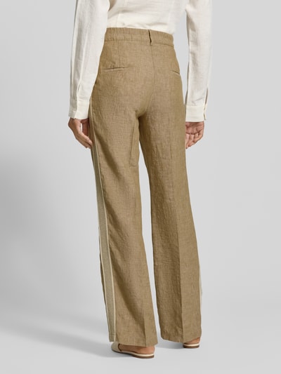 Frauenmodel trägt Regular Fit Leinenhose mit Galonstreifen Modell 'MAINE' von Brax, Melange-Optik, reine Leinen, Ganzkörperansicht Rückansicht.