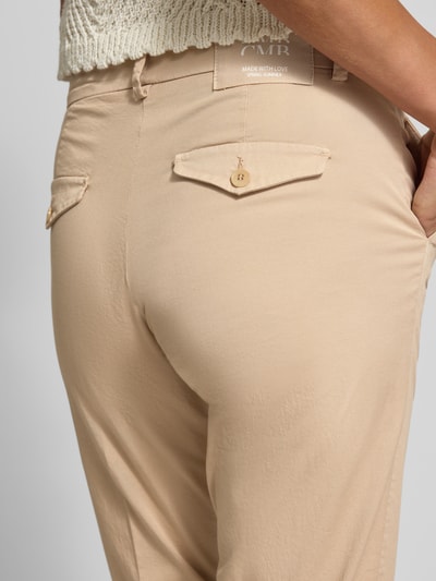 Frauenmodel trägt Slim Fit Chino aus Baumwoll-Mix Modell 'KARINA' von Cambio in Optik: Unifarben mit Label-Patch, Detailaufnahme Rückansicht.