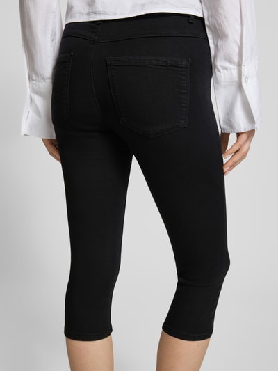 Männermodel trägt Regular Fit Caprijeans aus Viskose-Mix Modell 'RAIN' von Only in Schwarz, denimlook, 5-Pocket, 3/4-Länge, Ganzkörperansicht Rückansicht
