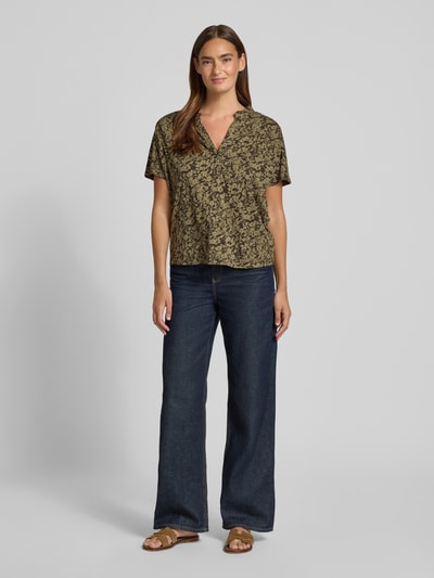 Frauenmodel trägt Regular-Fit T-Shirt aus reiner Baumwolle von Marc O'Polo, Damen T-Shirt mit floralen Mustern, Ganzkörperansicht von vorne.