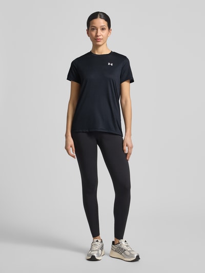 Vrouwenmodel draagt Funktionsshirt mit Rundhalsausschnitt und Logo van Under Armour, regular fit, zwart, logo vooraan, ruglengte maat S 61 cm, volledige lichaamsvooraanzicht.