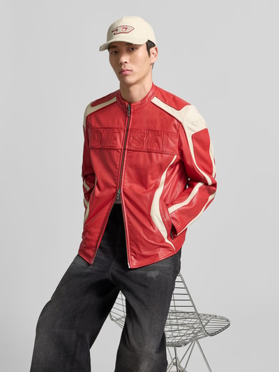 Männermodel trägt Basecap mit Label-Detail von Diesel in Beige, reiner Baumwolle mit eingestickten Luftlöchern, Nahaufnahme Oberkörper.