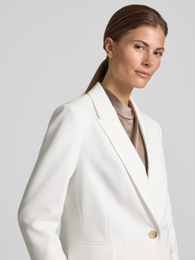 Frauenmodel trägt Shaped Fit Longblazer mit steigendem Reverskragen von s.Oliver BLACK LABEL, Optik: Unifarben, Passform: Shaped Fit, Kragenform: Reverskragen, Rückenschlitz, einreihige Knopfleiste, Ärmelform: Langarm, Pattentaschen, glatte Oberfläche, weiche Farbgebung, Nahaufnahme Oberkörper.