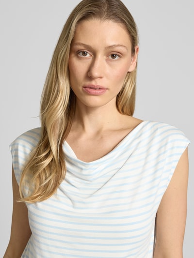 Frauenmodel trägt Loose Fit T-Shirt aus Viskose-Mix von s.Oliver BLACK LABEL in Two-Tone-Optik, gestreift, Jersey-Material, Nahaufnahme Oberkörper.