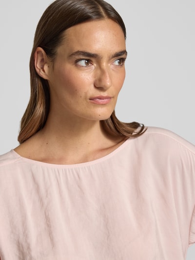 Vrouwenmodel draagt lichtroze Blusenshirt aus Modal-Mix Modell 'Seira' van OPUS, dames, modalmix, regular fit, ronde hals, nahaufnahme bovenlichaam.