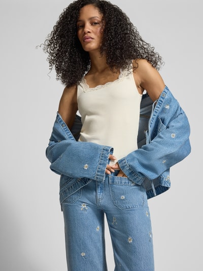 Vrouwenmodel draagt Regular Fit Top mit Spitzenbesatz van Jake*s Casual in crème met kanten details, aansluitende pasvorm, mouwloos ontwerp, lichaamslengte maat S 37 cm, frontaal aanzicht bovenlichaam
