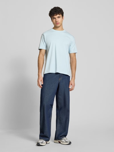 Männermodel trägt Herren T-Shirt mit Label-Stitching Modell 'ACCIANO CLASSIC' von Ellesse aus Reine Baumwolle, Gerader-Schnitt, hellblau, gerippter Stehkragen, Rückenlänge bei Größe M 67 cm, Ganzkörperansicht von vorne.