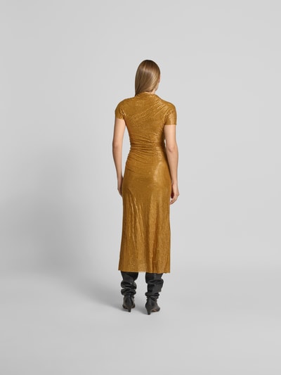 Frauenmodel trägt Maxikleid mit Allover-Ziersteinbesatz von Self-Portrait in Gold, Slim-Fit, Elastischer-Material-Mix, Ganzkörperansicht Rückansicht.