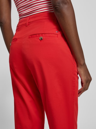 Frauenmodel trägt Slim Fit Chino aus Baumwoll-Mix von Tommy Hilfiger, Optik: Unifarben, Gesäßtaschen, Material: Baumwoll-Mix, Detailaufnahme Rückansicht.