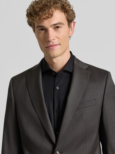 Männermodel trägt Slim Fit Businesshemd aus reiner Baumwolle Modell 'H-Hank-SP' von BOSS, dezente Musterung, Nahaufnahme Oberkörper, Herren Businesshemd von BOSS