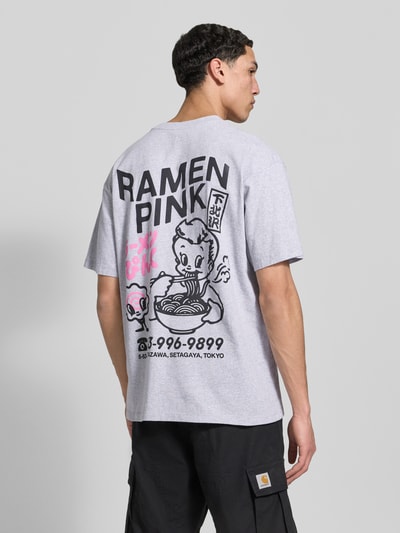 Męski t-shirt z bawełny o prostym kroju, model 'RAMEN PINK' od Edwin, okrągły dekolt, długość tyłu w rozmiarze M: 70 cm, widok tyłem