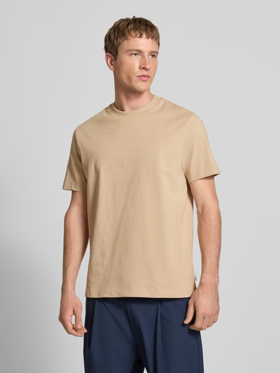 Männermodel trägt Relaxed Fit Oversized Shirt aus reiner Baumwolle von Marc O'Polo Denim in Optik: Unifarben, Nahaufnahme Oberkörper.