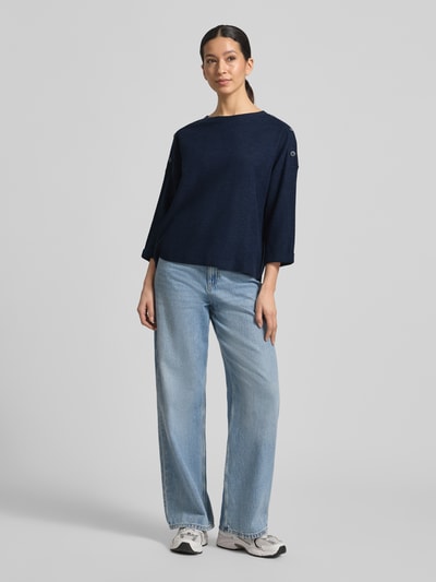Vrouwenmodel draagt Loose Fit 3/4-shirt uit katoenmix met modal-aandeel van Tom Tailor, look: effen, piqué structuur, boothals, schouderknopen, 3/4-mouwen met vaste omslag. Ganzkörperansicht van voren.