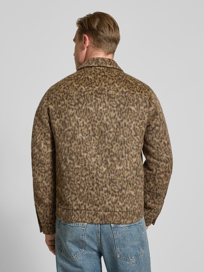Männermodel trägt Jacke mit Kentkragen Modell 'RIKKA' von DRYKORN, brauner Material-Mix mit Woll-Anteil, gerade Form, Ganzkörperansicht Rückansicht.