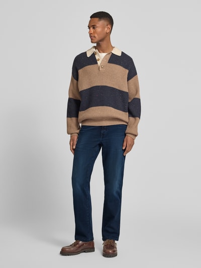 Männermodel trägt Straight Fit Jeans im 5-Pocket-Design Modell 'Texas' von Wrangler, dunkelblau, Baumwoll-Mix mit Stretch-Anteil, Ganzkörperansicht von vorne. Regular-Fit, Label-Detail, Bundweite Größe 32/32: 42 cm, Innenbeinlänge 79 cm.