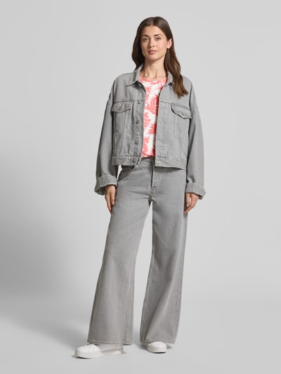 Frauenmodel trägt Regular Fit T-Shirt aus Viskose-Mix von Tom Tailor mit Optik:Allover-Muster, florales Muster, U-Boot-Ausschnitt, Materialverarbeitung: Stretch, Ganzkörperansicht von vorne.