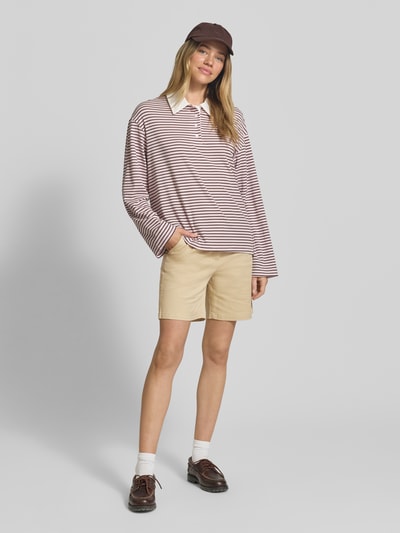 Frauenmodel trägt Bermudas mit Gesäßleistentaschen von Gant aus beigem Baumwoll-Mix, Straight Fit, glatte Textur, Ganzkörperansicht von vorne.