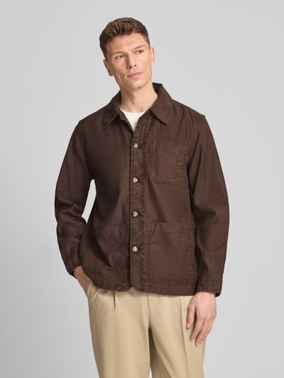 Männermodel trägt Regular Fit Hemdjacke aus Leinen-Mix von Gant, Braun, Umlegekragen, Knopfleiste, Aufgesetzte Taschen, Herren, Nahaufnahme Oberkörper. Rückenlänge bei Größe M: 76 cm, Baumwoll-Anteil.