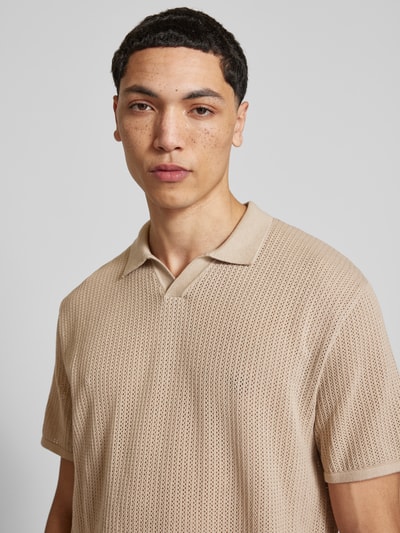 Männermodel trägt Strickshirt mit Baumwoll-Anteil Modell 'JERRY' von Jack & Jones, beigefarbener Bio-Baumwoll-Mix, Nahaufnahme Oberkörper