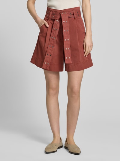 Frauenmodel trägt Regular Fit Shorts aus Baumwoll-Mix Modell 'C_TULINA' von BOSS Orange, Optik: Unifarben, Bundfalten, Nietengürtel, seitliche Eingrifftaschen, Paspeltaschen; Ganzkörperansicht von vorne.
