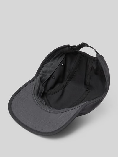 Produktfoto, Base Cap mit Logo-Print Modell 'Fly' von NIKE TRAINING, czarna czapka z daszkiem z ozdobnymi szwami i prostym daszkiem