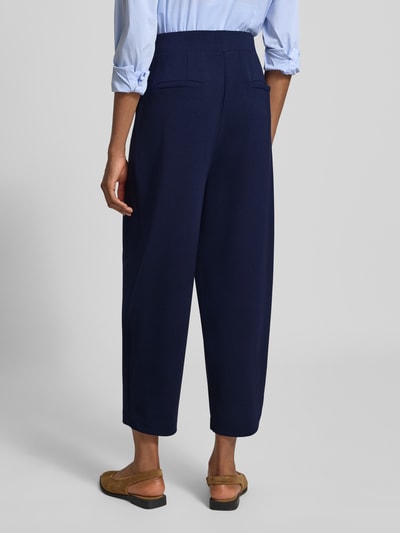 Männermodel trägt Barrel Fit Sweatpants aus Modal-Mix von Rich & Royal, granatowy kolor, z dodatkiem streczu, założone fałdy, elastyczny pas, Ganzkörperansicht Rückansicht.