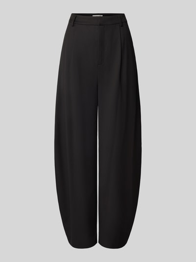 Produktfoto, schwarze Barrel Fit Hose mit Viskose-Anteil Modell 'Callia' von Gestuz, elastisches Material, Bundfalten, glatte Textur.