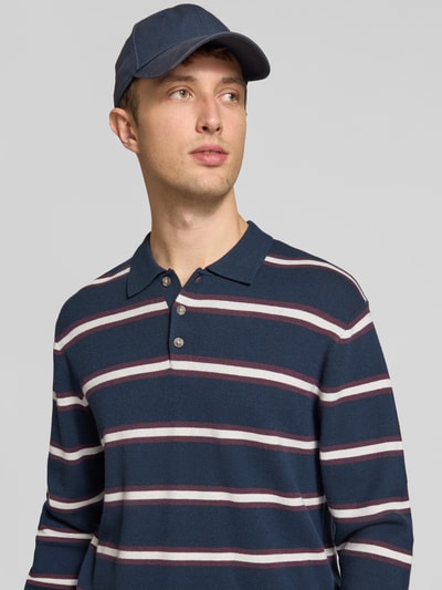 Männermodel trägt Langarm-Poloshirt aus Viskose-Mix im Allover-Look von JACK & JONES, Regular Fit, Knopfleiste, Nahaufnahme Oberkörper.