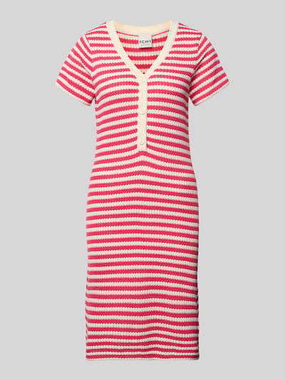 Produktfoto, Knielanges Strickkleid mit V-Ausschnitt Modell 'LORIANNA' von ICHI im Baumwoll-Mix mit Streifen in Rosa, Rot und Weiß, körpernaher Schnitt, kurze Knopfleiste, kurze Ärmel, strukturierte Textur, Knielänge, Größe S: Rückenlänge 89 cm, Brustweite 44 cm, Ärmellänge 18 cm.