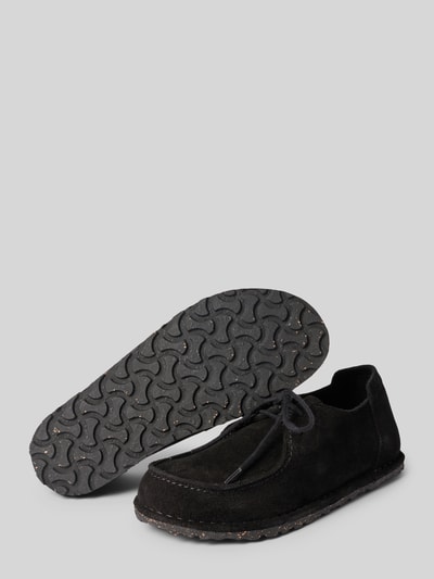 Produktfoto, Schnürschuhe aus Leder mit Label-Prägung Modell 'UTTI LACE' von Birkenstock, schwarze Farbe, abgerundete Form, strukturierte Sohle, sichtbare Schnürung, glatte und teilweise strukturierte Textur, Absatzhöhe 1 cm, Schafthöhe und Schaftweite je 9 cm bei Größe 40.