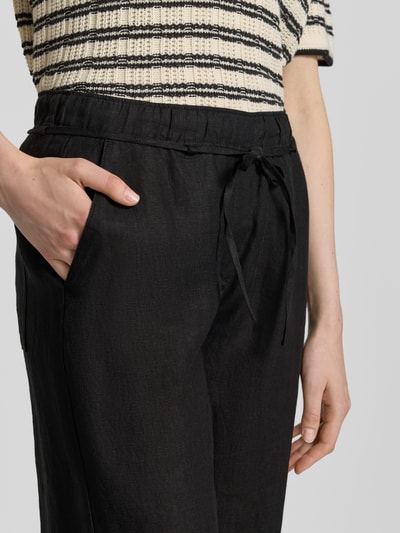 Frauenmodel trägt Leinenhose mit Bindegürtel Modell 'Chiara Belt' von MAC, reine Leinen, Damen Wide-Leg-Pants, Nahaufnahme Oberkörper.