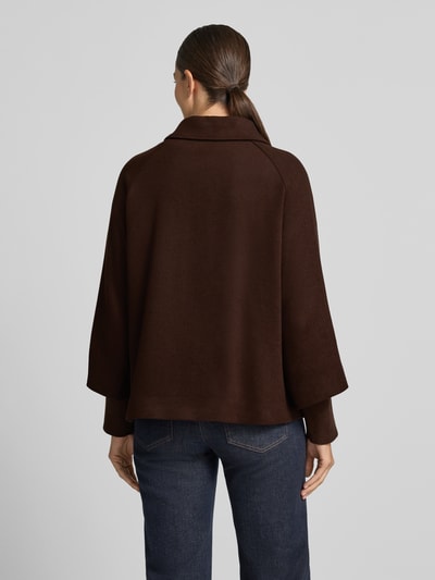 Frauenmodel trägt Jacke mit Viskose-Anteil von MORE w kolorze ciemnobrązowym, elastyczna mieszanka materiałów, prosty krój, wykładany kołnierz, dwurzędowa listwa guzikowa, prążkowane zakończenia rękawów, Długość tyłu w rozmiarze 36: 64 cm, Szerokość ramion w rozmiarze 36: 41 cm, Szerokość w rozmiarze 36: 55 cm, Długość rękawów w rozmiarze 36: 61 cm, widok całej sylwetki z tyłu