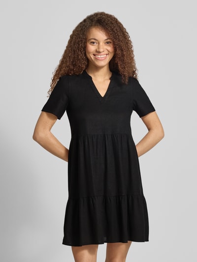 Vrouwenmodel draagt A-lijn vrijetijdsjurk model 'TIRI-GOA' van Only, effen kleuren, V-hals, korte mouw, mix van viscose en linnen, minilengte, gevlamd garen, geheelvooraanzicht.