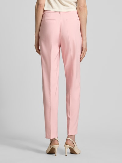Frauenmodel trägt Straight Fit Stoffhose mit Bügelfalten von Betty Barclay in zartem Rosa, elastischer Material-Mix, Ganzkörperansicht Rückansicht.