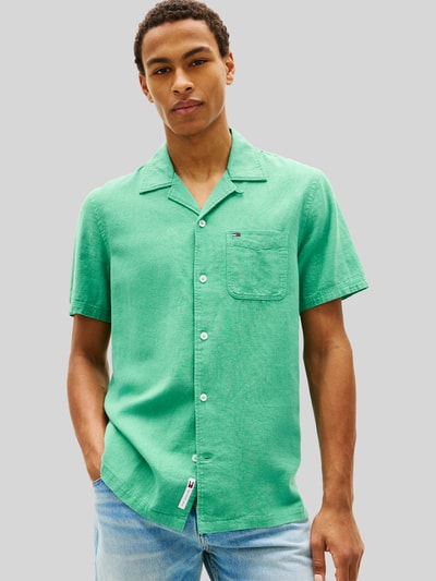 Männermodel trägt Regular Fit Freizeithemd aus Leinen-Baumwoll-Mix von Tommy Jeans, Optik: Unifarben, Ganzkörperansicht von vorne.