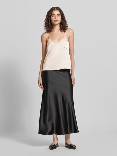 Frauenmodel trägt Regular Fit Trägertop mit Spitzenbesatz Modell 'RAYA' von Only, Optik: Unifarben, Satin, Ganzkörperansicht von vorne.